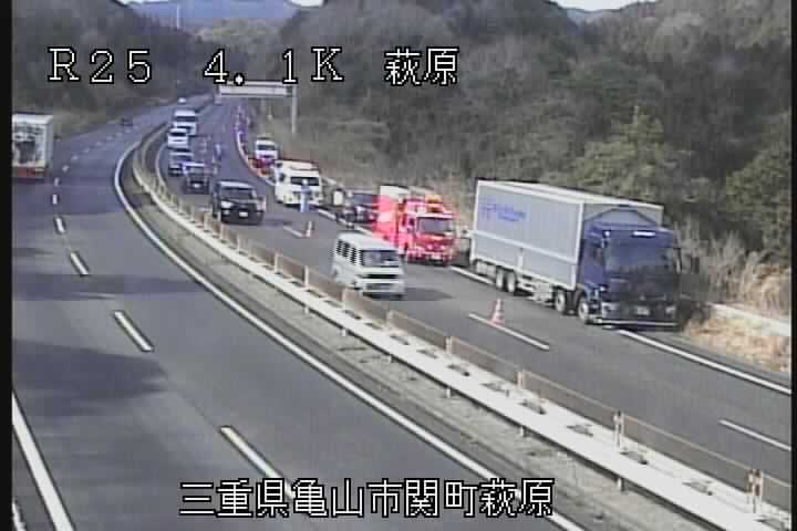 国土交通省 北勢国道事務所 Al Twitter 車線規制解除情報 本日 12時18分現在 名阪国道 名古屋方面行き久我ic 関ic間で事故が発生し 事故処理のため走行車線規制をしていましたが 処理が完了し規制は解除されました 引き続き 安全運転をお願いします 名阪