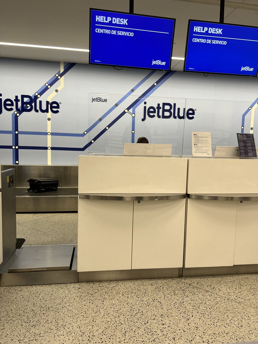 HurricaneDuro's tweet photo. @JetBlue why do you have employees occupying kiosks if they’re not willing to provide customer service. https://t.co/bOrbWubAOc