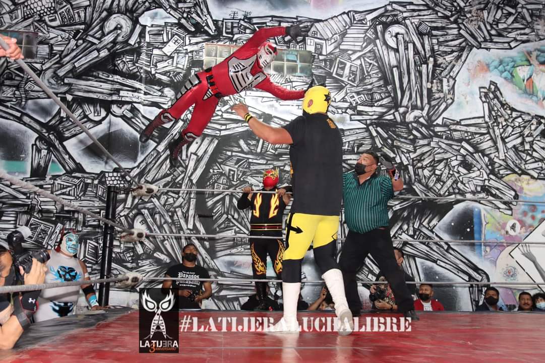 LaTijeraLucha's tweet photo. En la batalla de parejas todos contra todos,la dupla vencedora es #CachorroDeGuerra y #RockyUniversitario q salen con trofeo en mano,al dar cuenta de #PumaDeOro y #TortugaNegra,también participaron #MonjeLocoI #MonjeLocoII #VisitanteDelFuturo #Dankar #AlasDeFuego y #RobotExpriser https://t.co/DCB7rAUrxr