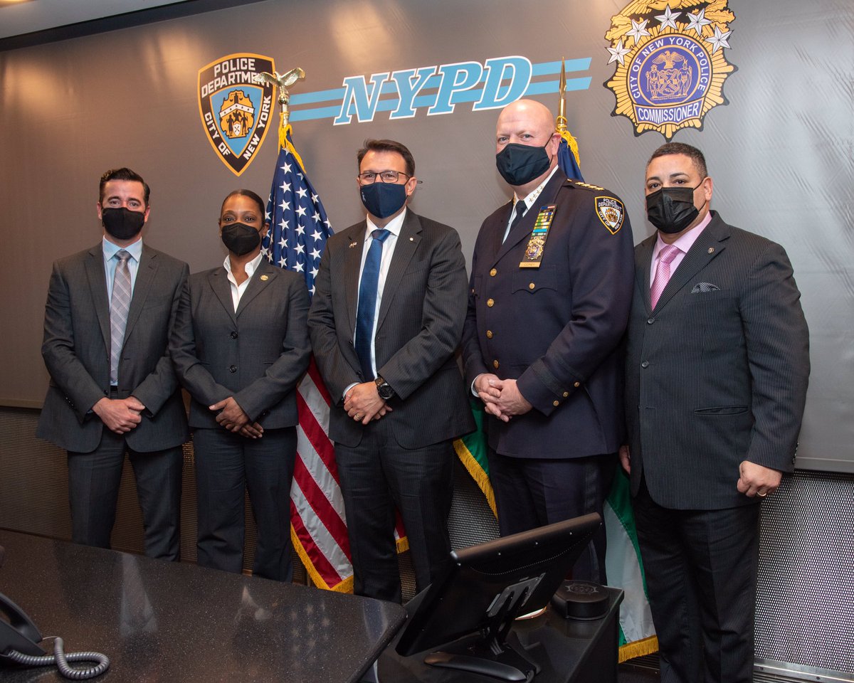 NYPDPC's tweet photo. Great to have welcomed @AusFedPolice Commissioner Reece Kershaw and his team to NYPD Headquarters. We’re thankful to the AFP for their unwavering partnership and their shared insights on important crime fighting issues. https://t.co/Lk8PMCsRKw