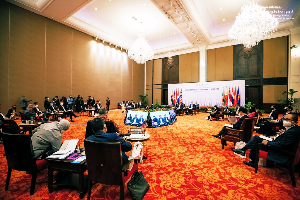 suryodipuro's tweet photo. In diplomacy there is no substitute to in-person exchanges. ASEAN Foreign Ministers met to take stock and chart ASEAN'S response and initiatives to address fast evolving challenges in the region. #inidiplomasi #ASEAN #asean2022 @Menlu_RI @Kemlu_RI https://t.co/BMYwZNLeKv