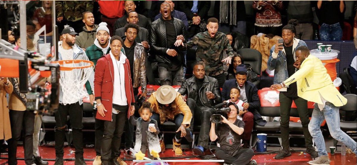 NativeHonesty's tweet photo. @Anonymo64350300 @spidadmitchell @Ballislife @ZachLaVine @Double0AG The crew behind the basket lost their SHIT. Zoom in. https://t.co/A9v29VGY3d