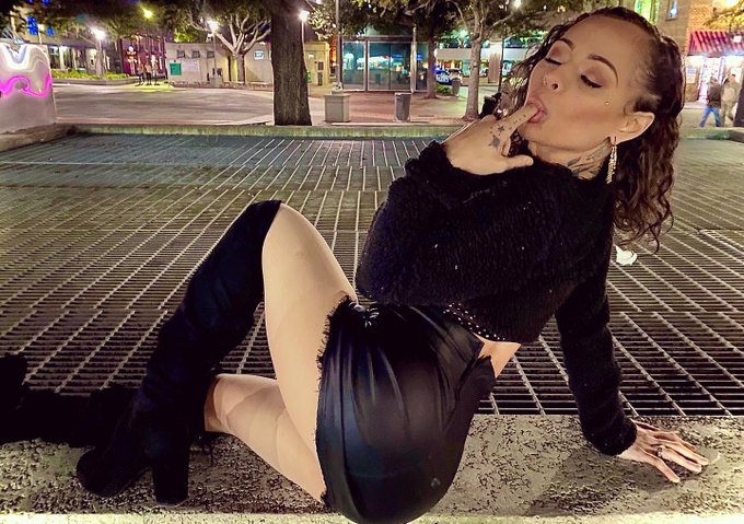 Felt cute ✨👑 https://t.co/sgKLwFVQIV
