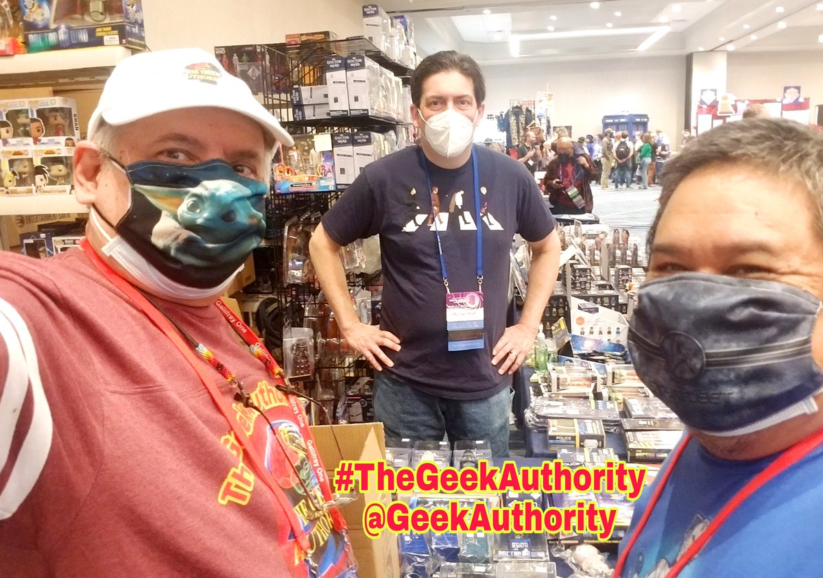 GeekAuthority's tweet photo. Special shootout to one of friends and favorite venders at #GallifreyOne- @MikesToysinCA Great #Collectables, #ActionFigures & #SonicScrewdrivers! #DoctorWho ! Highly recommended by the #TheGeekAuthority @GeekAuthority @MikeShah https://t.co/kyl5dFy1w7