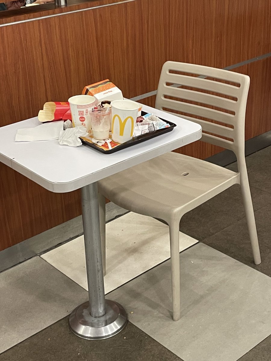 yofrette's tweet photo. @McDonalds_PER al@parecer esto es común y recurrente en la sede de Jirón de la Unión; creí que la vez pasada había sido un mero descuido del personal de limpieza pero, ya veo que la situación se repite siempre sin mencionar que no hay alguien encargado cerca para decirle. https://t.co/dL9x3EKatS