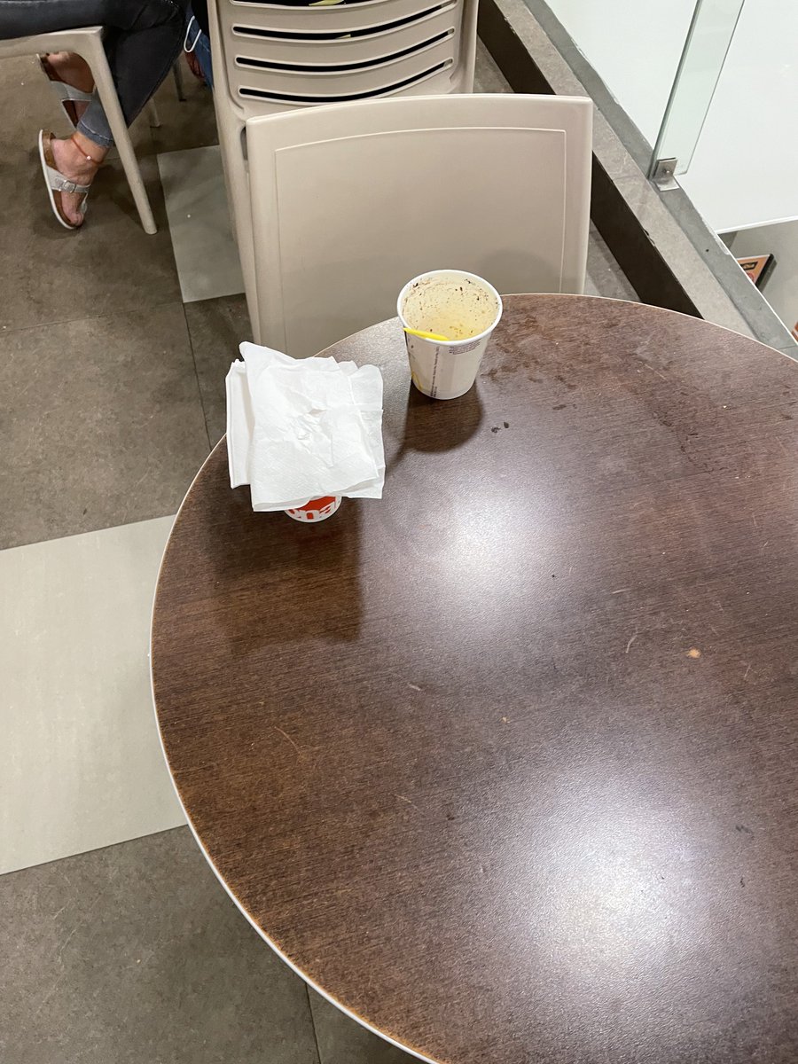 yofrette's tweet photo. @McDonalds_PER al@parecer esto es común y recurrente en la sede de Jirón de la Unión; creí que la vez pasada había sido un mero descuido del personal de limpieza pero, ya veo que la situación se repite siempre sin mencionar que no hay alguien encargado cerca para decirle. https://t.co/dL9x3EKatS