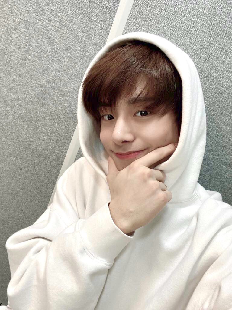 simjake's tweet photo. ㅤ
Back again with Jakey, Jake the dogg-o, woof! Today surely had been such a busy day for us, don’t you think so? But I’m really glad that we could have a quality time together on V-LIVE earlier. Earth dwellers, please rest well and stay healthy. Fighting for tomorrow! 👊🏼
ㅤ https://t.co/3ztK6JBRW4