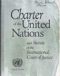 Устав оон год. Устав ООН книга. Устав организации Объединенных наций. Устав организации Объединенных наций 1945 г. Устав ООН фото.