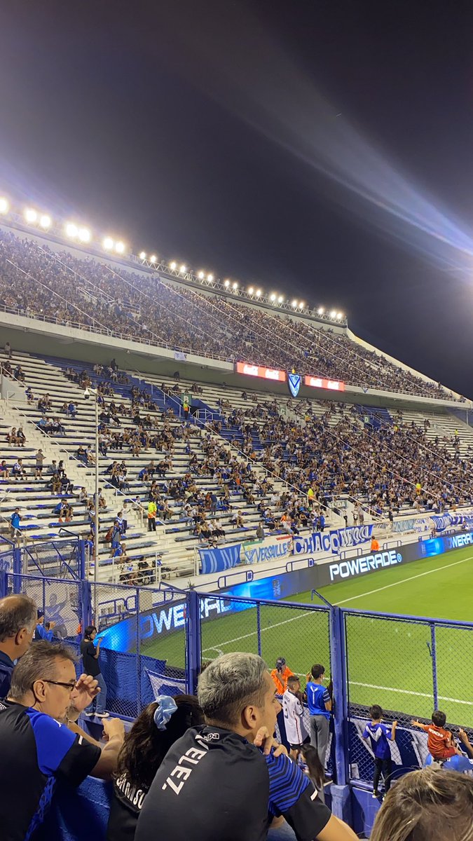 camuriveros's tweet photo. Sabes porque tenes la sur baja asi? Porque el socio no tiene un mango. No podes cobrarle 25 lucas anuales mas la cuota del club. Es un pepelon @Velez https://t.co/X3FInUKVRB
