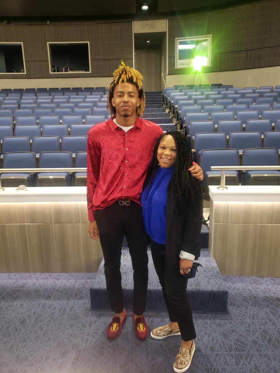 Ljsportstraini2's tweet photo. I had a great talk with @LavarJohnson35. He is #ALREADYREADY for his future!!!! @Teamjohnson21 
@luhvonte7 
#OlivetMissionaryBaptistChurch 
@GxBolt
@3naturalN 
@SheldonISD https://t.co/yP1Vb4Jh1l