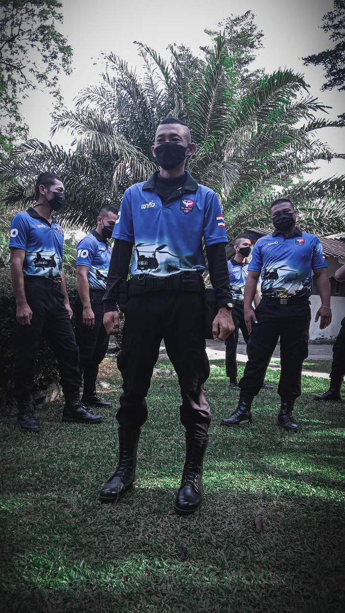 spartp1109's tweet photo. ร.ท.สุรชัย  ทองเหลือง ผบ.ร้อย.ทพ.1010 มอบเสื้อโปโล ให้กับกำลังพลในกองร้อยทุกนาย
ขอบคุณครับ 🙏😘 https://t.co/7IAhNWPmwL