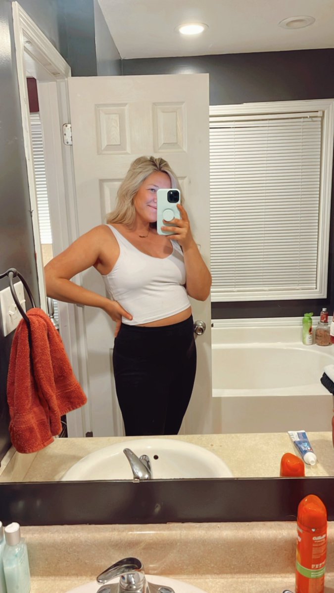 rylieann22's tweet photo. same outfit… different belly 🙂🤣, thnx Huxie https://t.co/TDkkDspVmL