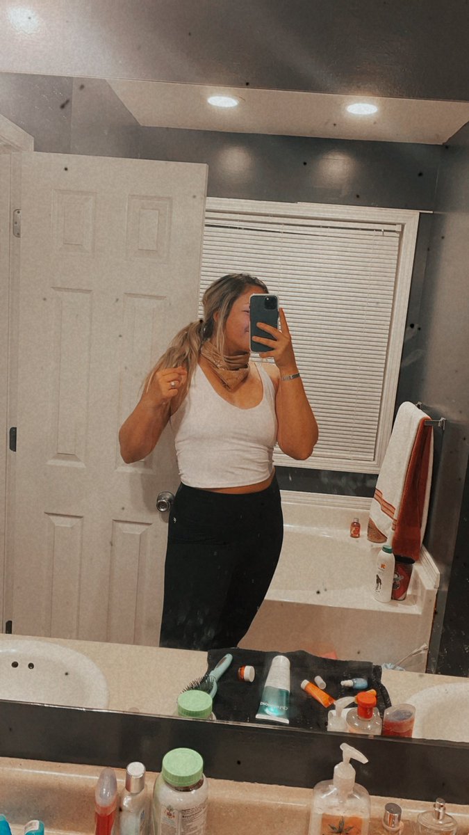 rylieann22's tweet photo. same outfit… different belly 🙂🤣, thnx Huxie https://t.co/TDkkDspVmL