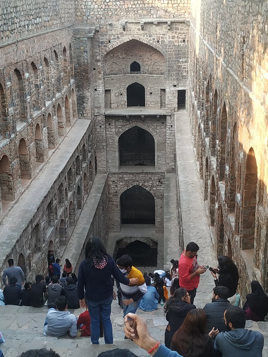 Chauhan_itsme's tweet photo. aisa kya hai saamne jo sirf in couples ko hi dikh ra hai ??? #couplespot #HeritageClassic https://t.co/y8DcfoXXWL