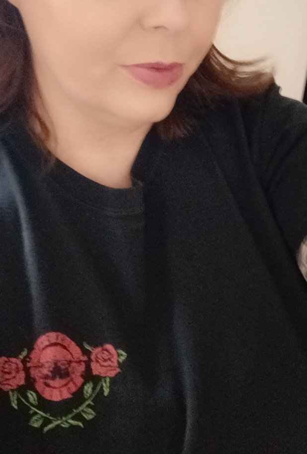 jennybeanleeeee's tweet photo. Show ready! Gotta rep my GnR tee!
#ohheywhosthat #jennybeanlee
#GunsNRoses #favetee #Slash https://t.co/XSDMVLf9v7