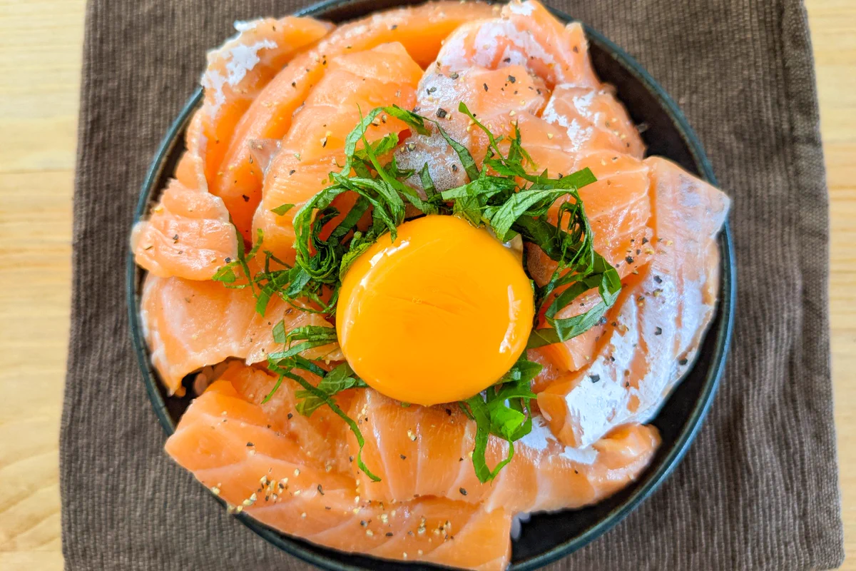 お箸が進みまくる美味しさに仕上がる？！サーモンを使った「丼もの」レシピ！
