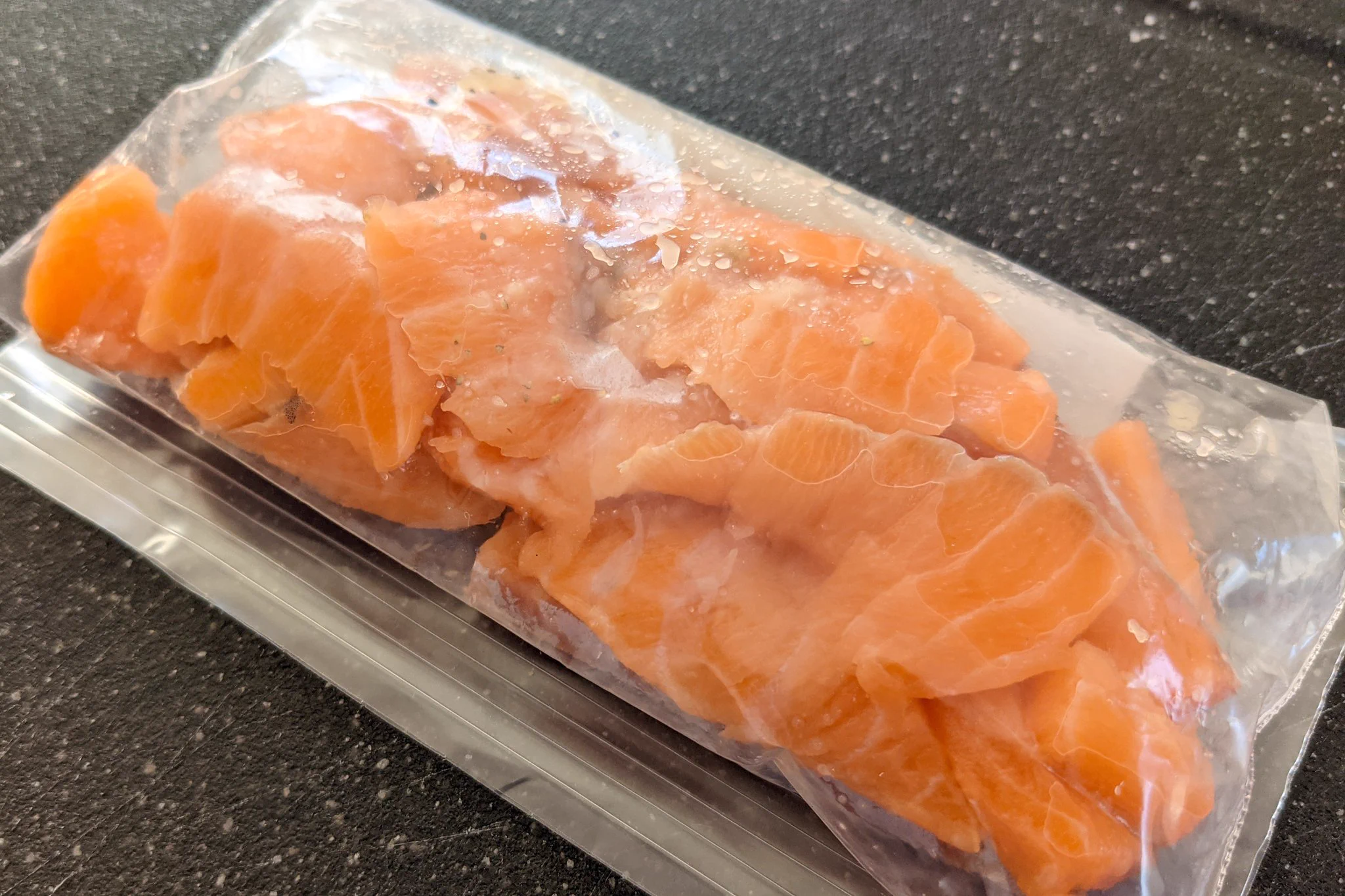 お箸が進みまくる美味しさに仕上がる？！サーモンを使った「丼もの」レシピ！