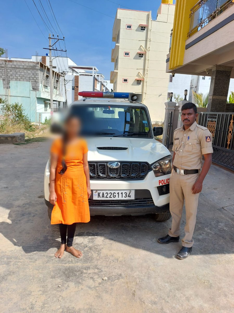 ಗೃಹ ಕಲಹ:
ಐ.ಡಿ.328436 ದಿ:19-2-22 ರಂದು 112ಗೆ ಕರೆ ಮಾಡಿ ಕುರುಡು ಸೊನ್ನೇನಹಳ್ಳಿ ಗ್ರಾಮದಲ್ಲಿ ದೂರುದಾರರ ಗಂಡ ಮಧ್ಯಪಾನ ಮಾಡಿ ಗಲಾಟೆ ಮಾಡುತ್ತಿದ್ದಾರೆಂದು ತಿಳಿಸಿದ್ದು, ERSS ತಂಡ ಭೇಟಿ ನೀಡಿ ಆತನಿಗೆ   ಸೂಕ್ತ ತಿಳುವಳಿಕೆ ನೀಡಿದ್ದು ಮತ್ತೆ ಗಲಾಟೆ ಮಾಡಿದರೆ ಆವಲಹಳ್ಳಿ ಠಾಣೆಗೆ ಹೋಗಿ ದೂರು ನೀಡಲು ತಿಳಿಸಿರುತ್ತಾರೆ. <a href="/112Karnataka/">112Karnataka</a>