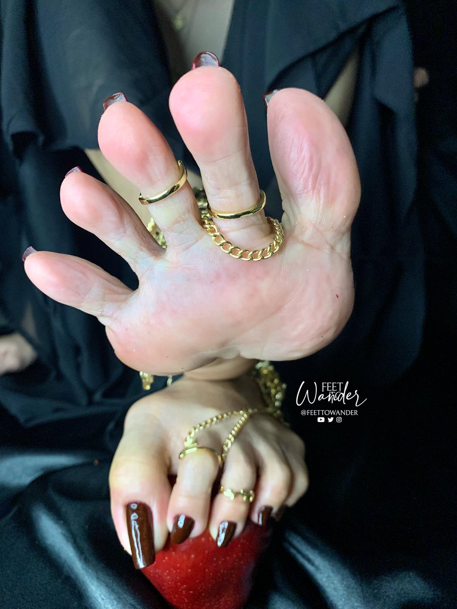 Which is which?🧐

Instagram.com/feettowander