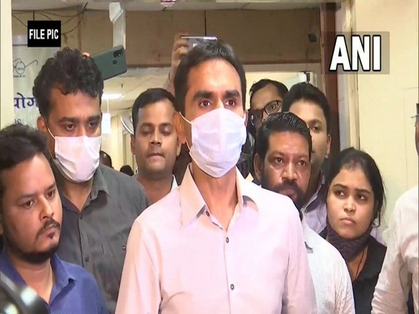 ani_digital's tweet photo. FIR registered against NCB official Sameer Wankhede for misrepresenting his age to obtain license of hotel
Read @ANI Story | https://t.co/NP7qmX9ykH
#NCB https://t.co/NpGEaTW4hs