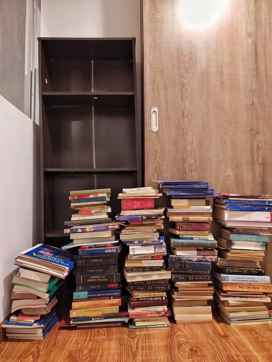 jverryfranco's tweet photo. Está noche me dispuse a organizar la biblioteca que me regaló mi madre hace tres años motivo de mi cumpleaños. Ya hace poco más de cuatro meses de su fallecimiento y cada día la extraño más que el anterior. https://t.co/WdBGAW2ZNY