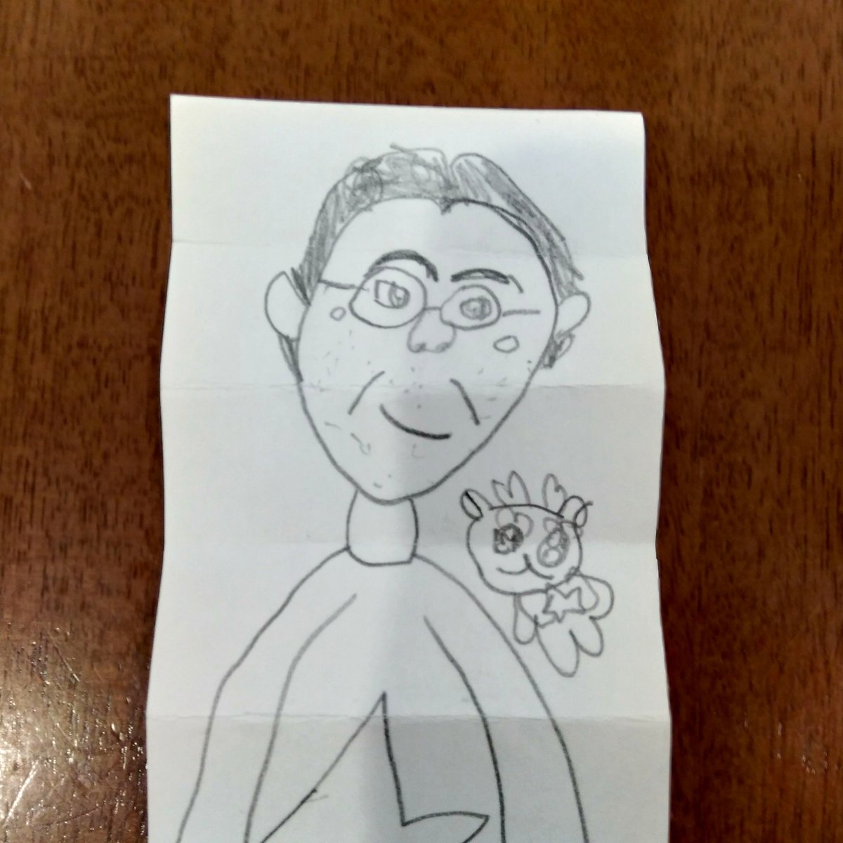 一枚目画像の左が先週の日曜日に娘が描いてプレゼントしてくれた自分の似顔、右が今朝描いてくれたもの。自身の絵柄を手癖と思い込みで決め付けずに、その時の気分で描きたいように描くスタイルは俺も見習いたい。絵を描くってそうじゃないと。先週のは東海林さだお先生が描く市井の人やな。 