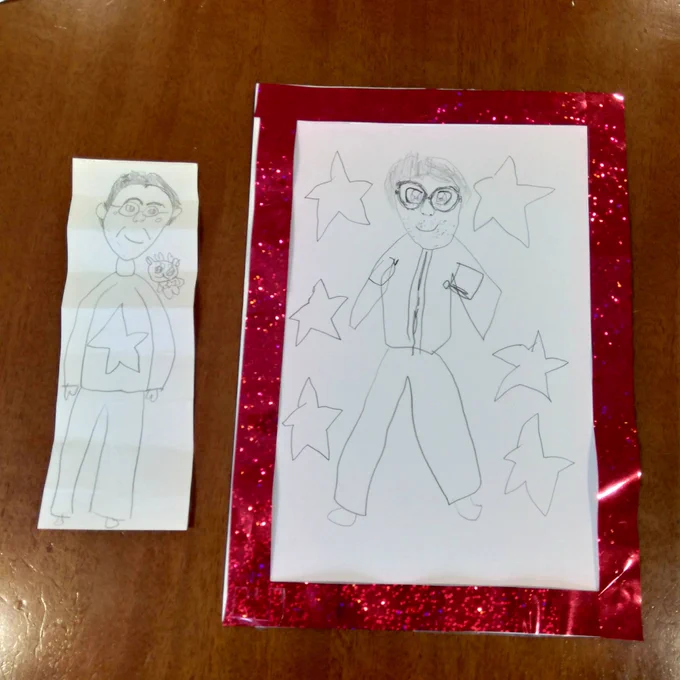 一枚目画像の左が先週の日曜日に娘が描いてプレゼントしてくれた自分の似顔、右が今朝描いてくれたもの。自身の絵柄を手癖と思い込みで決め付けずに、その時の気分で描きたいように描くスタイルは俺も見習いたい。絵を描くってそうじゃないと。先週のは東海林さだお先生が描く市井の人やな。 
