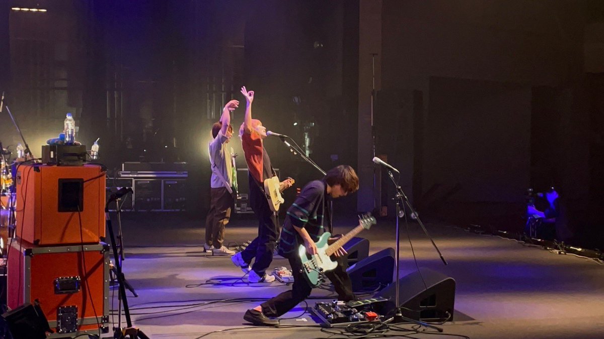 Technos2ACE's tweet photo. ◤￣￣￣￣￣￣￣￣◥
　the quiet room 
オフショット公開📸✨
◣＿＿＿＿＿＿＿＿◢

今回はエモいクワルーシリーズ！🥰
かっこいい演奏姿をご覧ください✨✨

配信はこちらから！ぜひお買い求めください🌷
▶︎ https://t.co/2ZLesesdBq…◀︎
#thequietroom #クワルー #邦ロック好きと繋がりたい https://t.co/Qefly4SrKq
