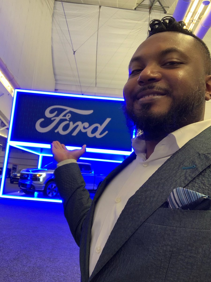 SBBookJBraxton's tweet photo. I was told today that I should be on tv or be a model⦠that really made me feel good. #PittsburghAutoShow #PGHAutoShow #f150lightning #FordLightning https://t.co/16fj1khZGw