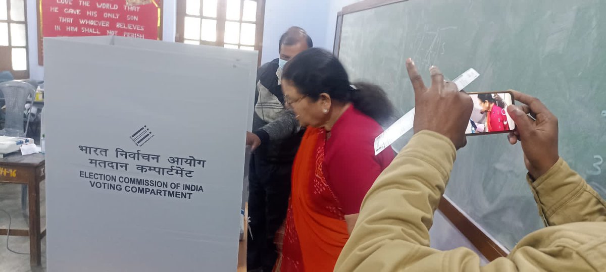 DhaNews24's tweet photo. कानपुर : मेयर प्रमिला पांडेय ने उड़ाई निर्वाचन आयोग की धज्जियां

◆EVM में BJP को वोट देते हुए फ़ोटो की शेयर

#UPElections2022 https://t.co/aEyDGBpS9t