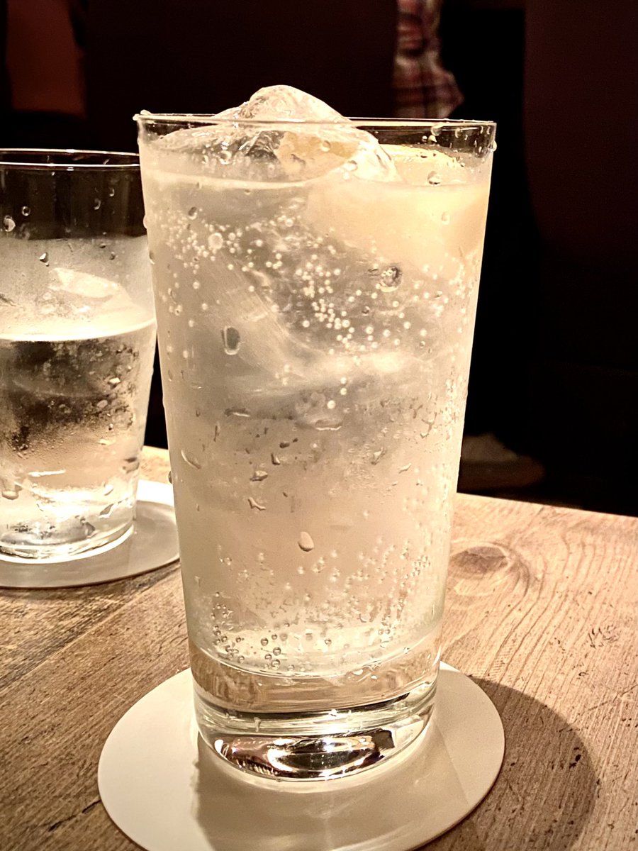 JAL_shugyo_2021's tweet photo. ベルーガという名のウォッカ♪
キャビアと合わせて飲んでみたい
#BarQuina
#Beluga
#Vodca https://t.co/fFLv9PMerd
