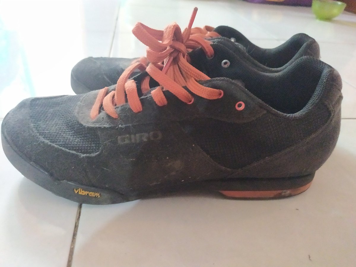 RezaPutraP's tweet photo. Punya sepatu giro rumble sz 41 pengen di tuker sama sepatu cleat lain sz 42 atau di nego aja juga boleh, lokasi jaktim #fnfjb https://t.co/BHfW6Gdf1y