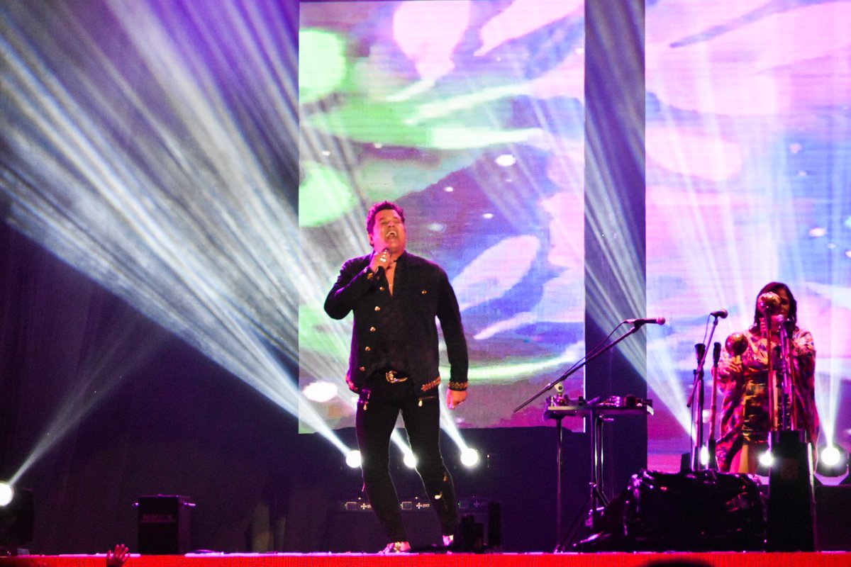 FiestadelLago's tweet photo. 🎸¡6 noches a pura música! 🎹🤟🏼

Cerramos la última fecha de la #FNDL2022 de la mejor manera con @carlosvives  🎉

Gracias por venir
¡Los esperamos el año próximo! ❤️ https://t.co/wV94kKYapD