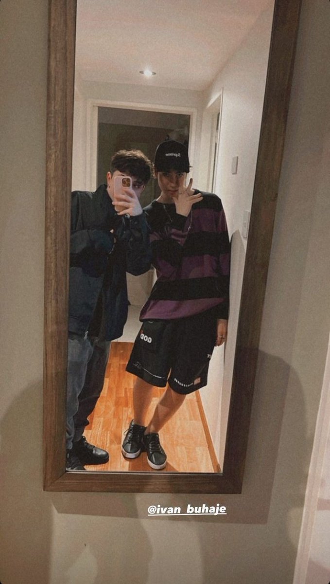 cutespreen's tweet photo. que facheros los dos, al final spreen si se puso el outfit de ayer https://t.co/pQ9XPFFr5l