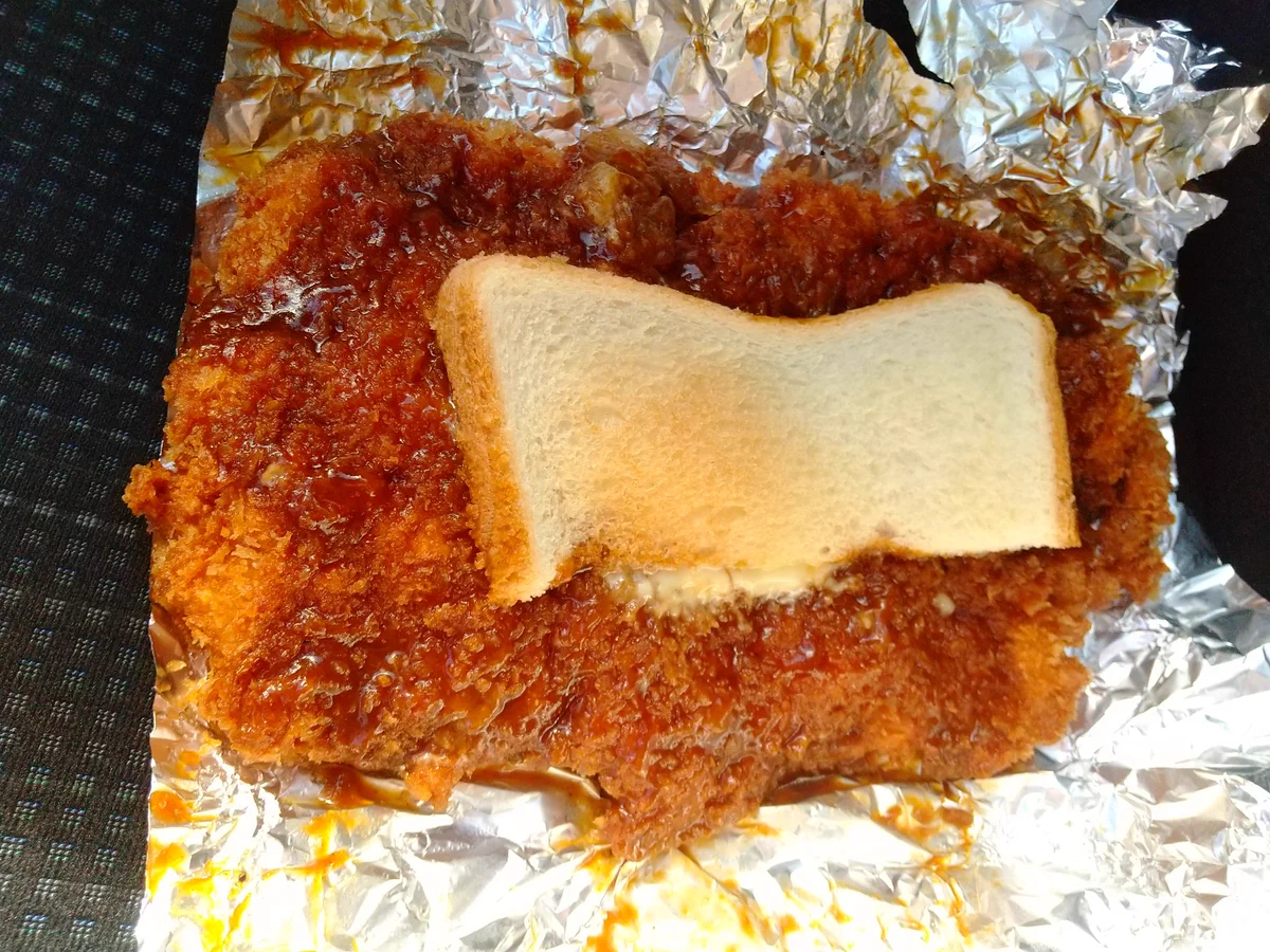 パンはおまけ？カツがデカすぎるカツサンドが発見されるwww