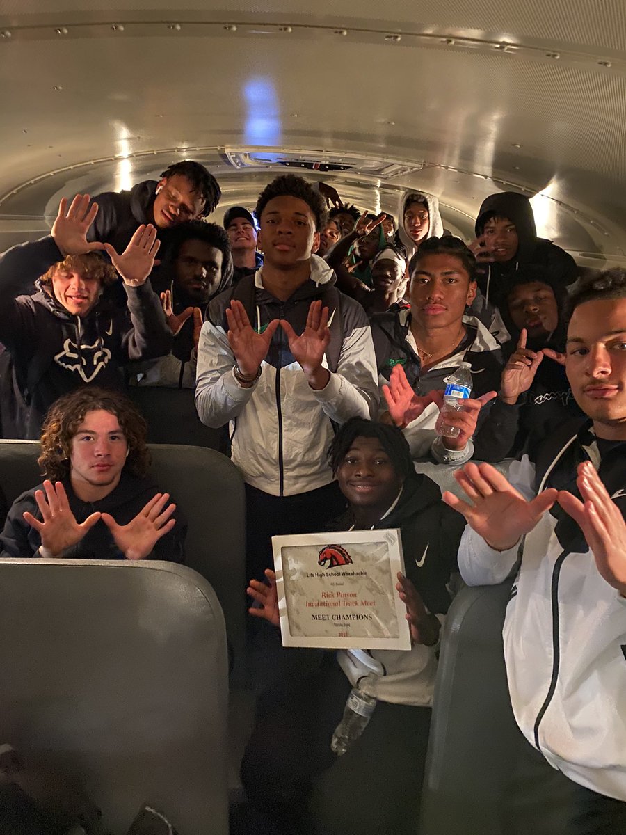 KennedaleTrack's tweet photo. Varsity Boys Meet Champions! 🏅Great job to everyone that competed tonight! https://t.co/R04tYMvE60
