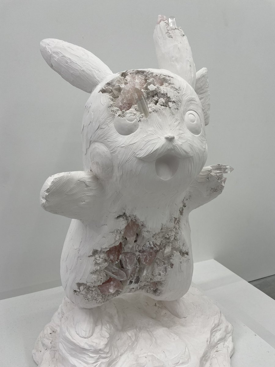 lamitonfn's tweet photo. @DanielArsham といえば4枚目の無機質な空間にひそむ影や時、白の空間、ってイメージだけど、近年はやっぱりpokemonシリーズですね🌱

pokemonも無機質と鉱物の中に時を止めているのかも😶‍🌫️伝説のポケモン集めるの好きだったな🌱
数千年の時を超えて伝説化したポケモンの化石なのかな👼とか考えるの好き https://t.co/Bl405Y2qNJ