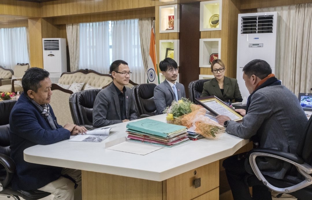 On the occassion of 36th Statehood Day of #ArunachalPradesh, senior IndianOil officials conveyed warm greetings from <a href="/ChairmanIOCL/">ChairmanIOC</a> to <a href="/PemaKhanduBJP/">Pema Khandu པདྨ་མཁའ་འགྲོ་།</a> ji, Hon'ble Chief Minister.