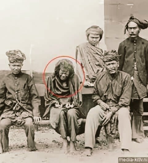 Sumedang, 6 November 1908

HARI itu.. tepat 11 Desember 1906, Bupati Sumedang, Pangeran Aria Suriaatmaja kedatangan tiga orang tamu. Ketiganya merupakan tawanan titipan pemerintah Hindia Belanda. Seorang perempuan tua renta, rabun serta menderita encok, seorang lagi lelaki tegap
