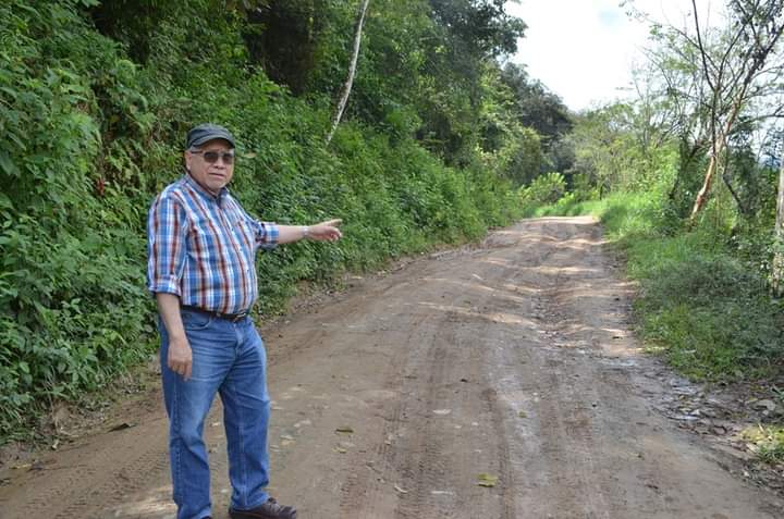 OsmundoPonce's tweet photo. Me encuentro visitando comunidades de #Purulha, Baja Verapaz para conocer sus realidades y necesidades más sentidas. Urge el mantenimiento y mejoramiento de los caminos. #Purulha #BajaVerapaz #Miciv #CongresoGT https://t.co/mdYgzWBnpE