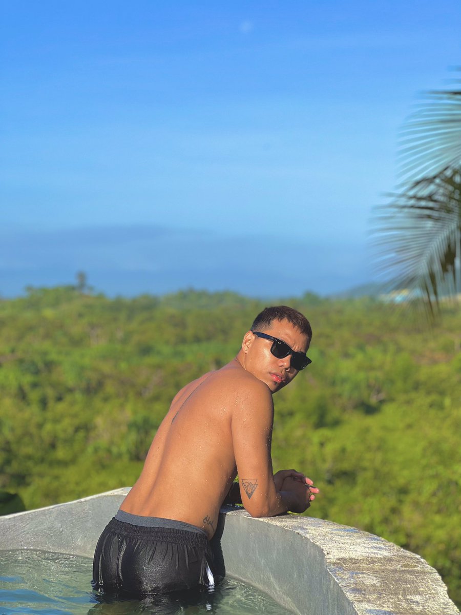 Raph13760060's tweet photo. RELAX.REFRESH.RECHARGE 💦😎 https://t.co/mtRXFKK4nH