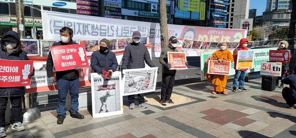 nAnImo_eYada's tweet photo. Myanmar nationalities in S.Korea marched in Ulsan Metropolitan City and protested against Myanmar's junta as well as in support of @NUGMyanmar government. 🪧  #2022Feb20Coup #WarCrimesOfJunta #WhatsHappeningInMyanmar https://t.co/UQiFFTzseT