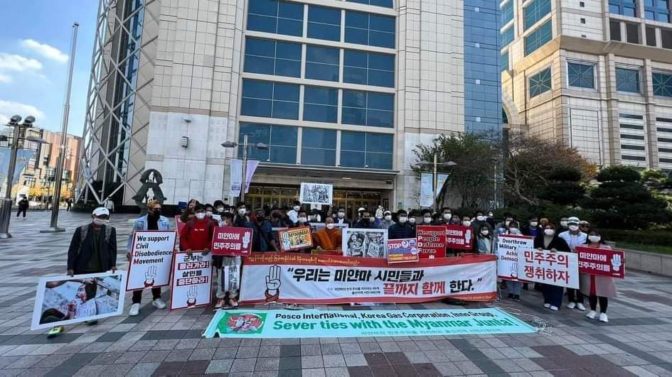 nAnImo_eYada's tweet photo. Myanmar nationalities in S.Korea marched in Ulsan Metropolitan City and protested against Myanmar's junta as well as in support of @NUGMyanmar government. 🪧  #2022Feb20Coup #WarCrimesOfJunta #WhatsHappeningInMyanmar https://t.co/UQiFFTzseT
