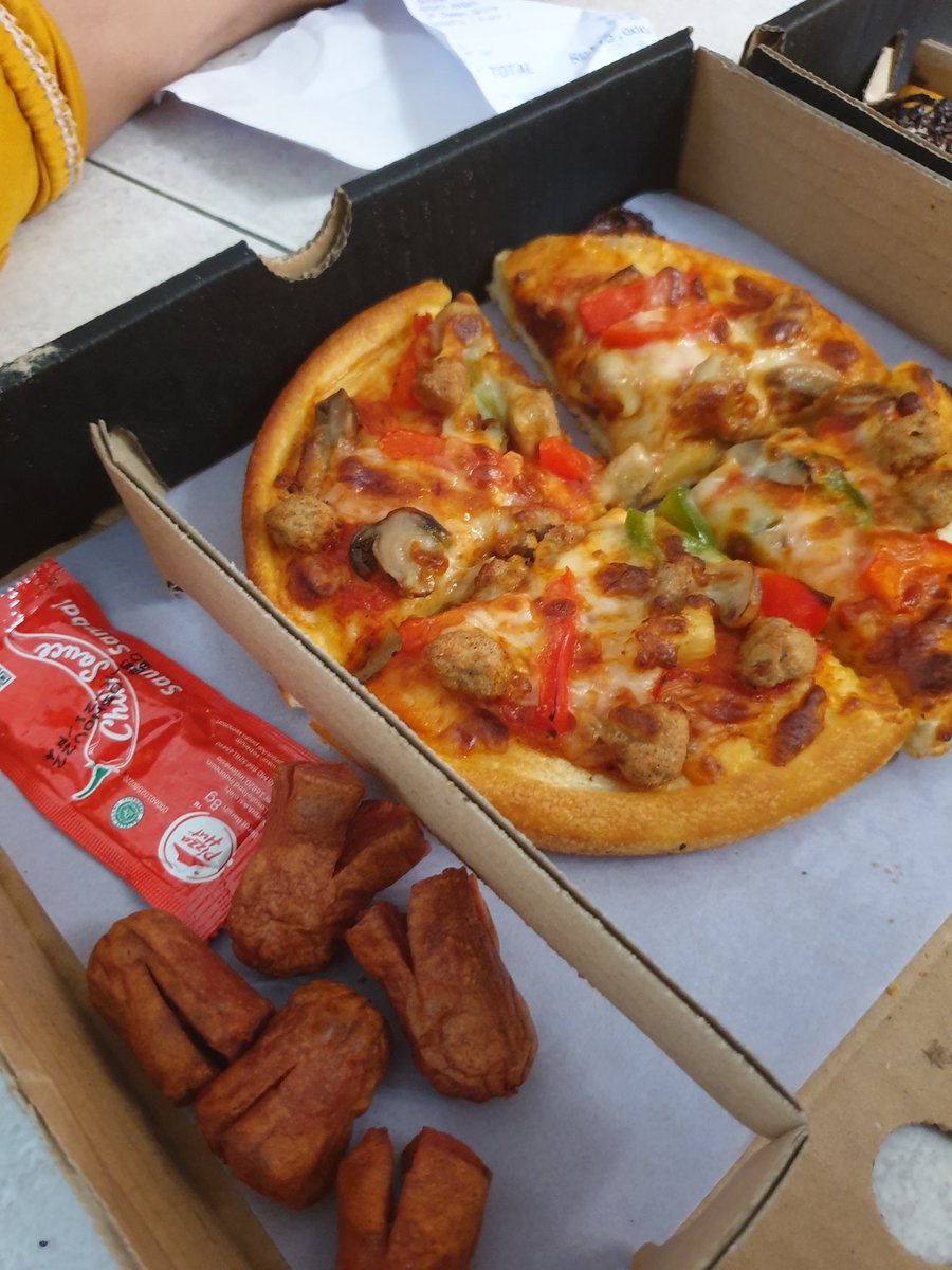 hasna_rasheeda's tweet photo. It's sad, liat bentukan Sausage Frankfurter BBQ nya @Pizza_HutID kayak gini..

Emang segitu ya standarnya? https://t.co/usTKUQ1ZmW