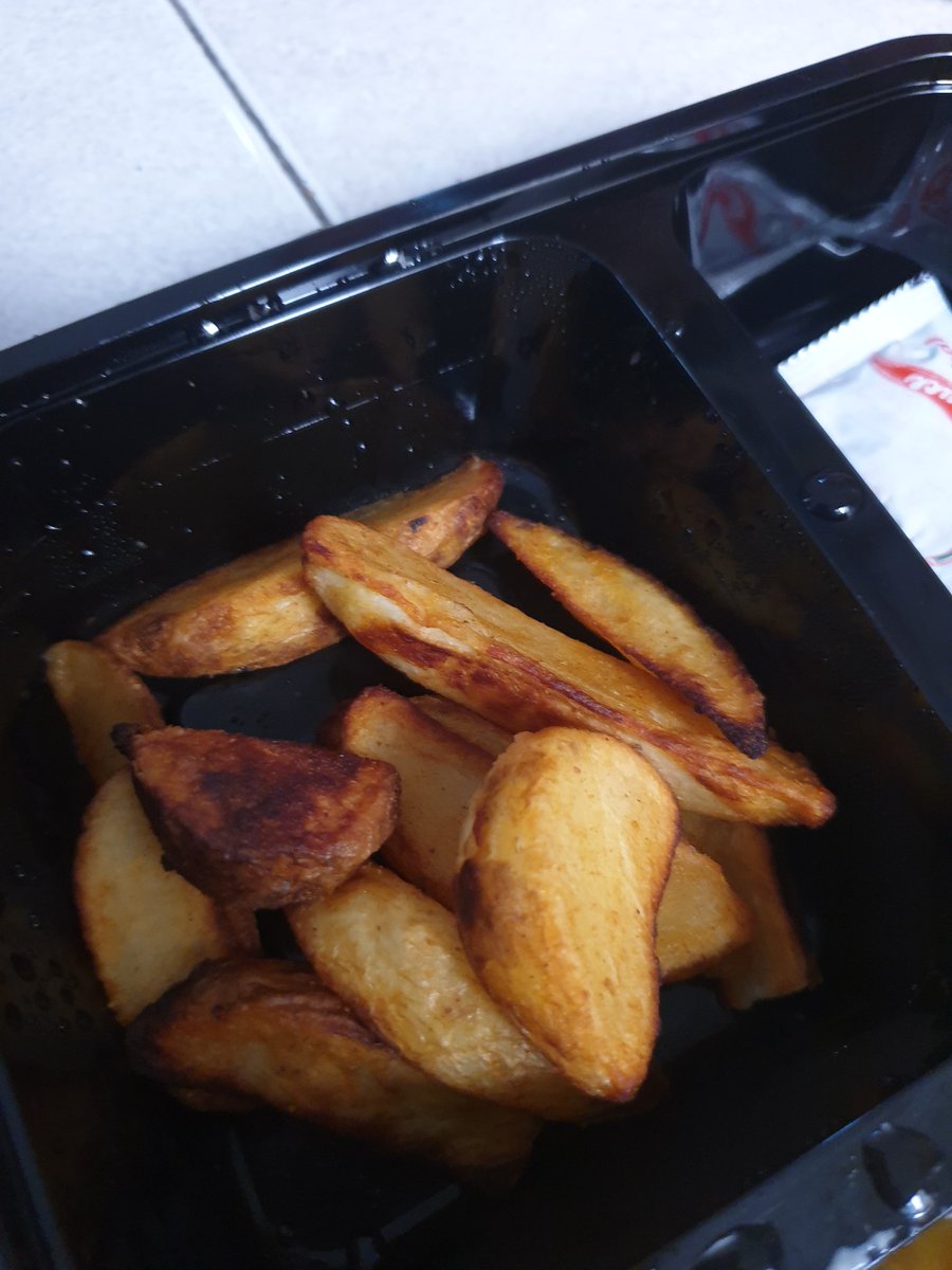 hasna_rasheeda's tweet photo. Ini juga, potato wedgesnya..
@Pizza_HutID

The cut is uneven. Chef Renata sedih ngeliatnya ngga sih? https://t.co/Pft7IZhCap