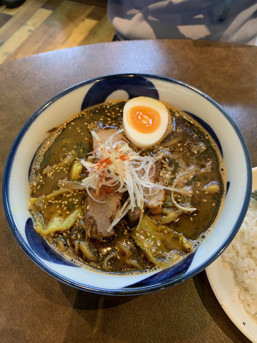 prolapse2022's tweet photo. 週末は、スープカレーラーメンなるものをいただきました。
無添加らしく体にも優しい外食でした。完成度が高くとても美味しかったです。
#無添加
#たまには外食
#スープカレーラーメン https://t.co/VX2wyYPako