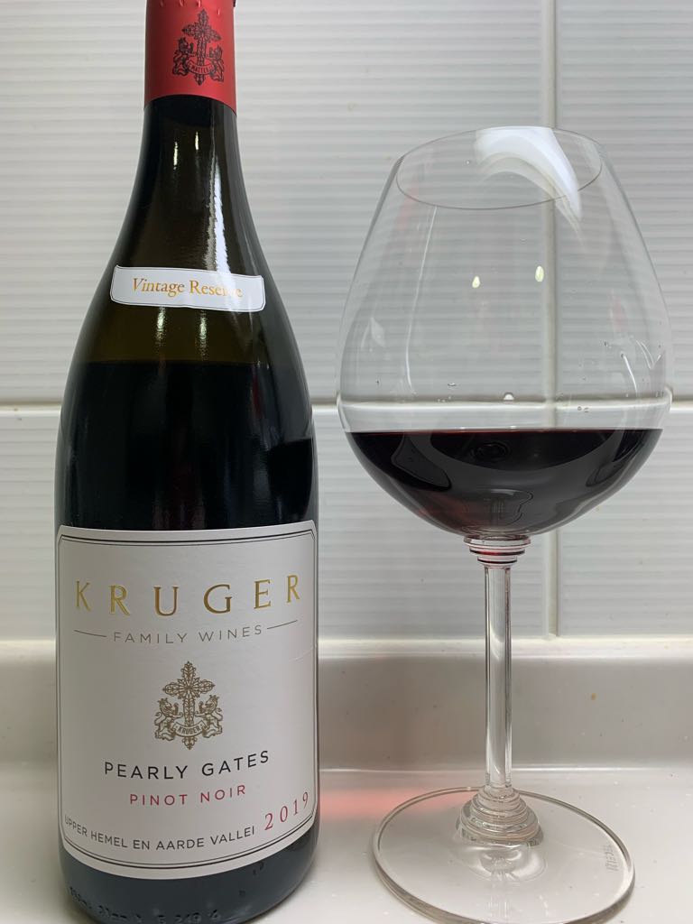 休日出勤を終えて安息の時間。クルーガーを初めて飲んだのは、とあるフレンチレストランのペアリングで出てきた時。フレンチで南アを合わせてくるとはと驚いたけど美味しく、アフリカーさんで購入。ラズベリーや木苺のフレッシュな果実にしっかり目の酸味が伴い、後味に若干の梅や紫蘇感。おいしい