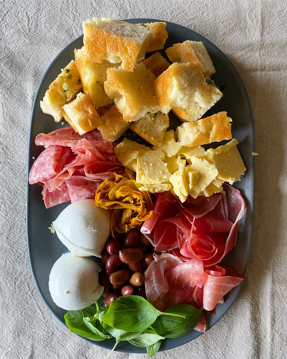 RoseAdamCooks's tweet photo. Perfect little summer snack plate 🌱 or in this case dinner party starter. A little throwback to our little dinner party to farewell Jessie 👋 ahhh the things you learn about your team when you play cards against humanity 😬 #themiddlestore #dinnerparty #delicious https://t.co/FuQ2JFYqkz