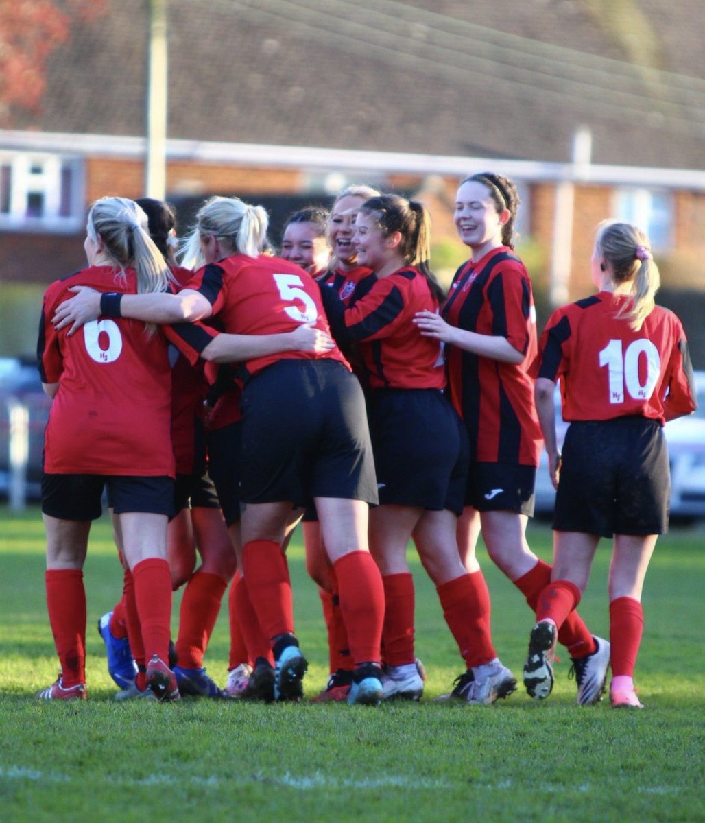 sophy_whyley's tweet photo. Really looking forward to playing with these legends today!
#uptheredandblacks
@WarminsterLFC
@WTFCsupporter
@WarminsterTnFC
🔴⚫ https://t.co/1HF2rn1PhH