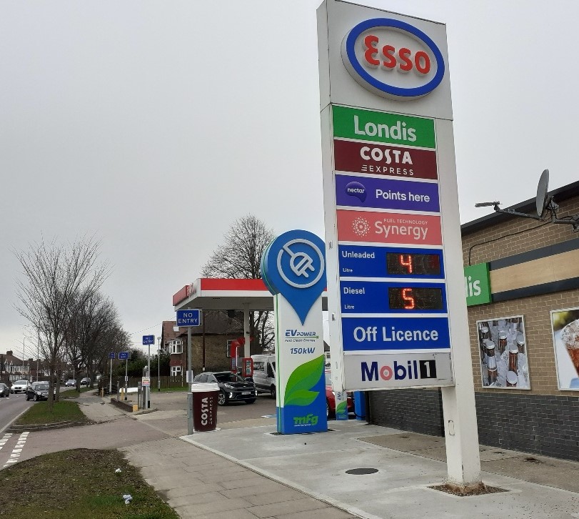 mpsbushhill's tweet photo. Yesterday two more people were issued with a COMMUNITY PROTECTION NOTICES (WARNING) for persistent begging by the ESSO PETROL STATION (A10), this could lead to fines should they are found at the location. #BushHill #MPSEnfield TB https://t.co/DmrIvFWHdW